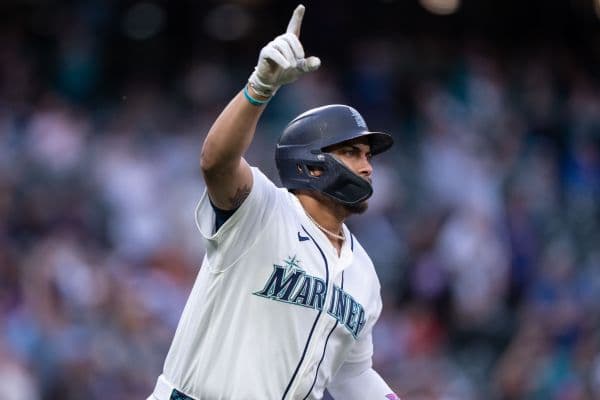 Mariners' Josh Naylor exits with back spasms after hitting HR